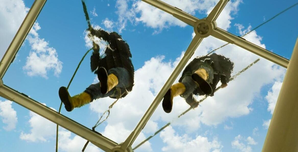 Techniki alpinistyczne w montażu siatek wielkoformatowych - jak to działa?