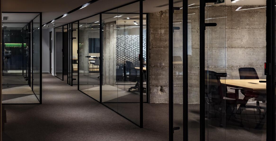 Jakie są zalety montażu szklanych drzwi w połączeniu ze ścianami szklanymi?