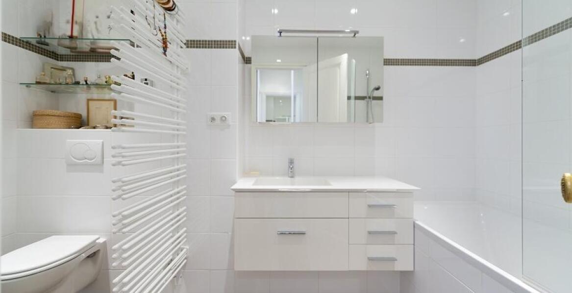 Szafki wiszące i blaty: nowoczesne rozwiązania w łazience