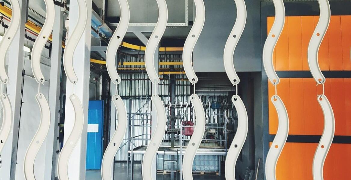 Jak efektywnie zarządzać procesem lakierowania proszkowego?