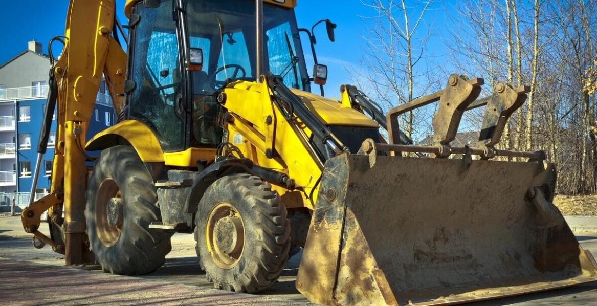Dlaczego usługi koparko-ładowarką są niezbędne w inwestycjach budowlanych?