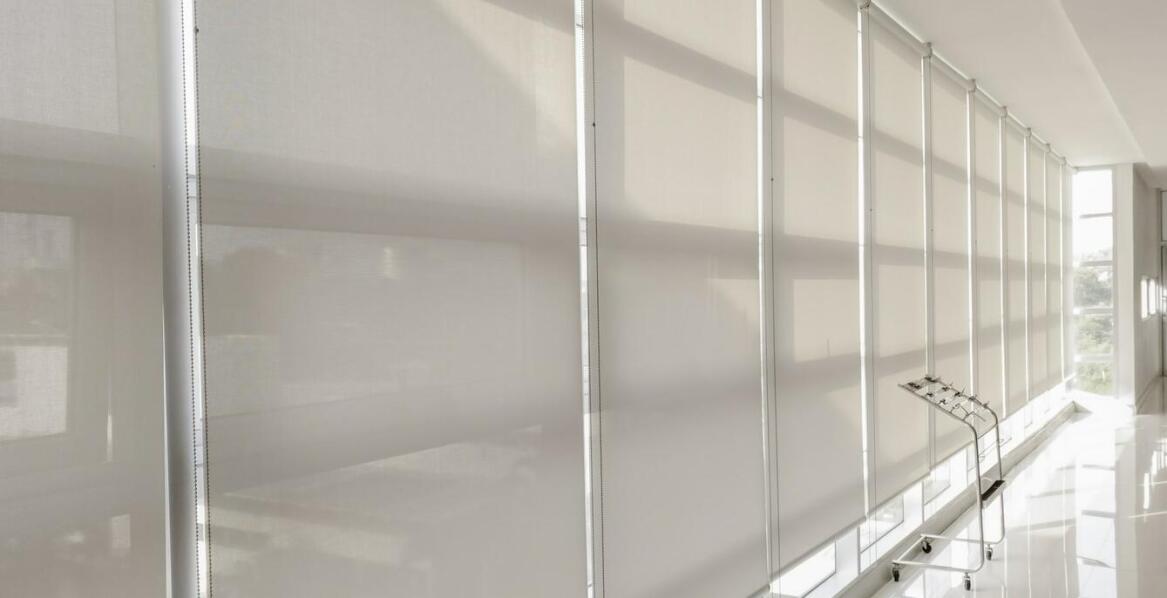 Wybór kolorów rolet rzymskich na szynie sufitowej do przestrzeni wypoczynkowych