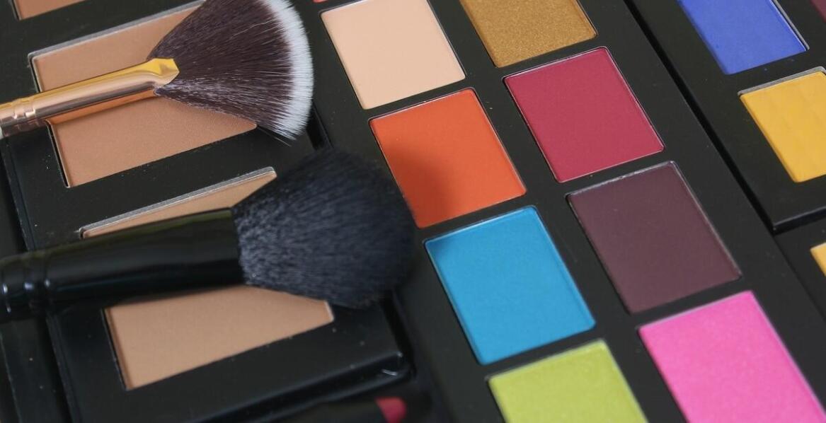 Jakie są najnowsze trendy w produkcji kredek do oczu dostępnych w hurtowniach?