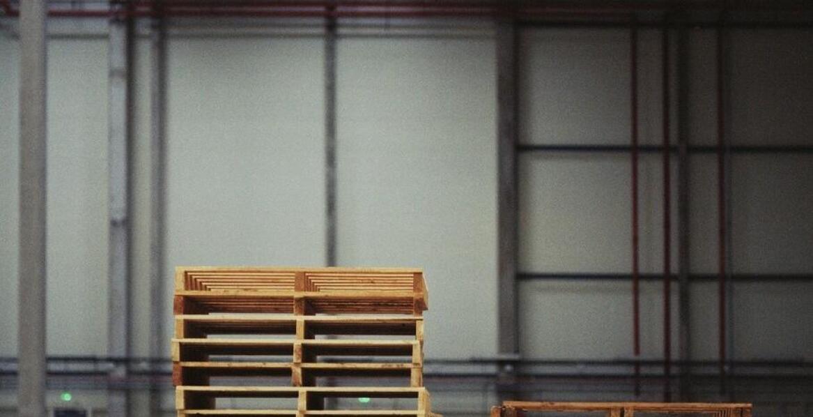 Jakie są najważniejsze cechy nowych palet drewnianych?