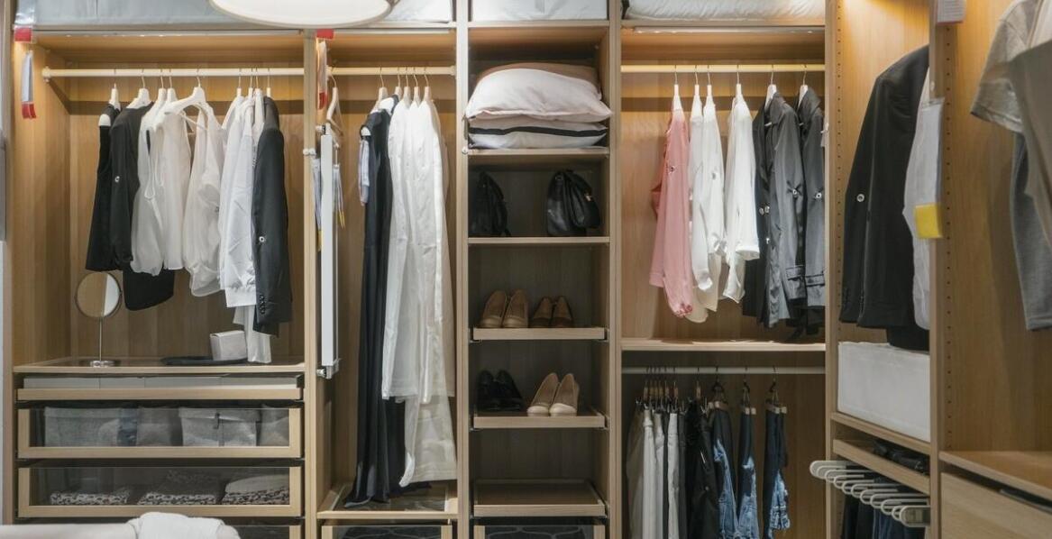 Zastosowanie wieszaków ze stali nierdzewnej w przestrzeni magazynowej