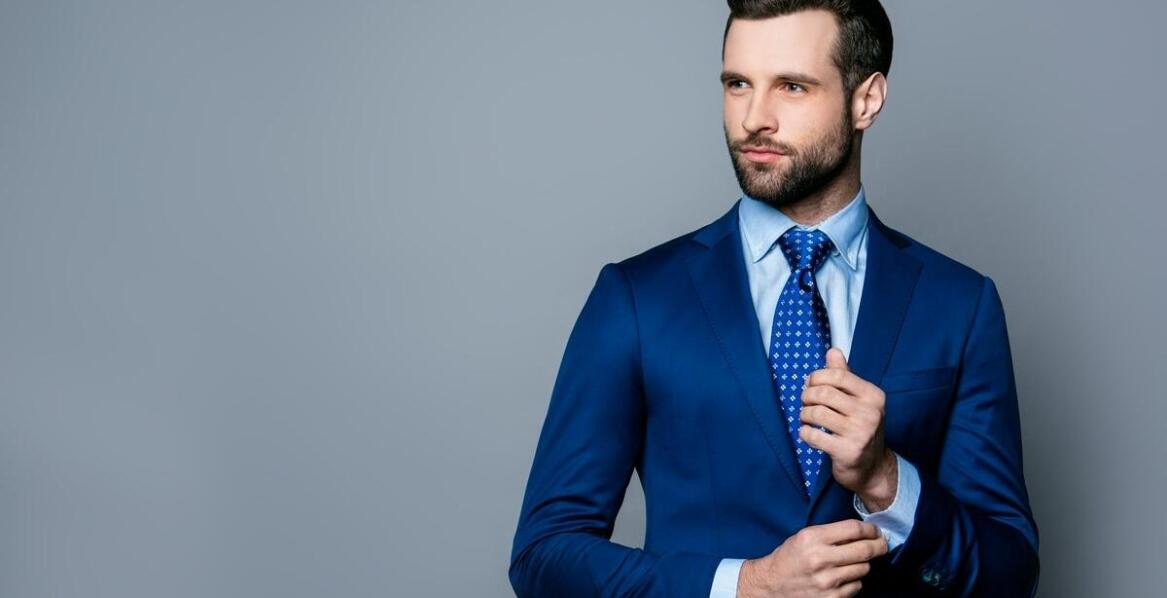 Jak biała koszula w paski podkreśla elegancję męskiego garnituru?