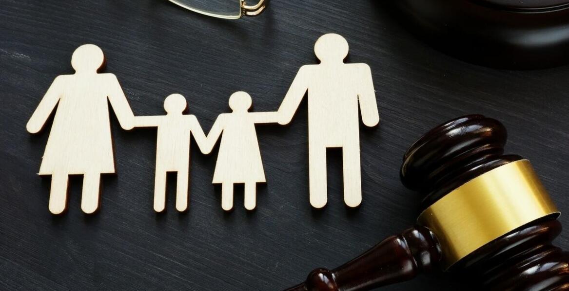 Alimenty a zmiany ekonomiczne: Rola prawnika w procesie dostosowywania wysokości świadczeń