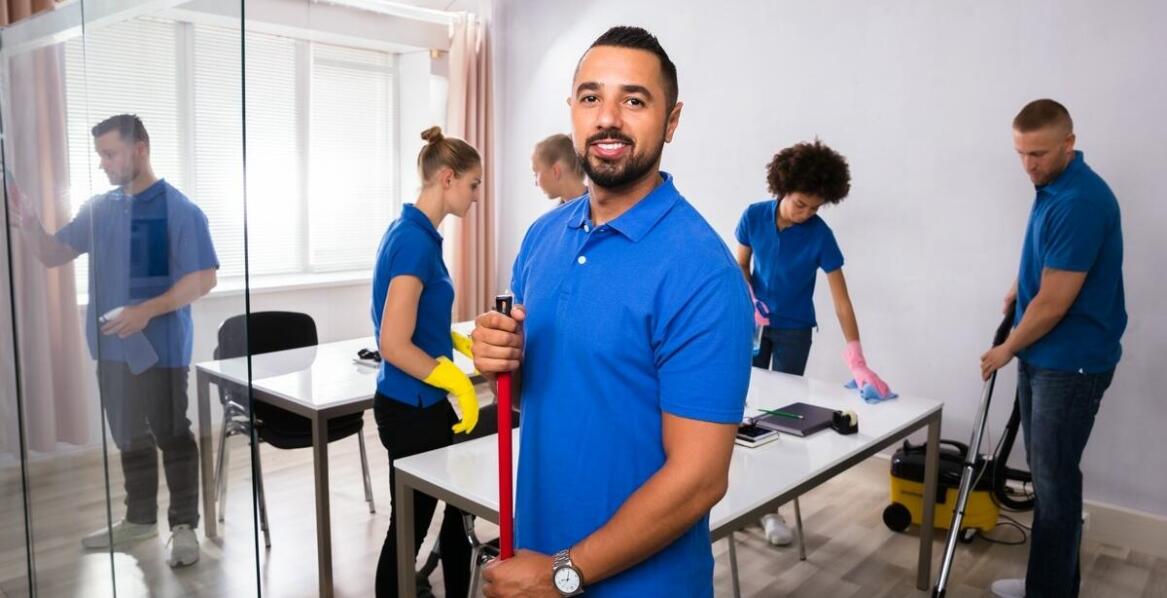 Jakie są zalety korzystania z usług firm sprzątających dla obiektów magazynowych?