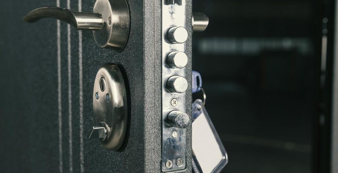 Jak dobrać zamek do drzwi płytowych o różnej grubości?