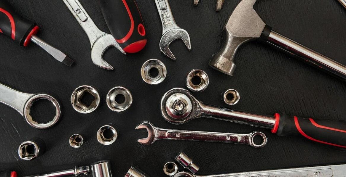 Jakie są różnice w konserwacji pilarek spalinowych i elektrycznych?