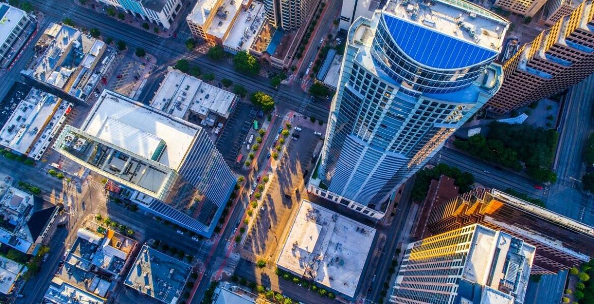 Porównanie kosztów wynajmu samolotu i helikoptera dla prywatnych potrzeb