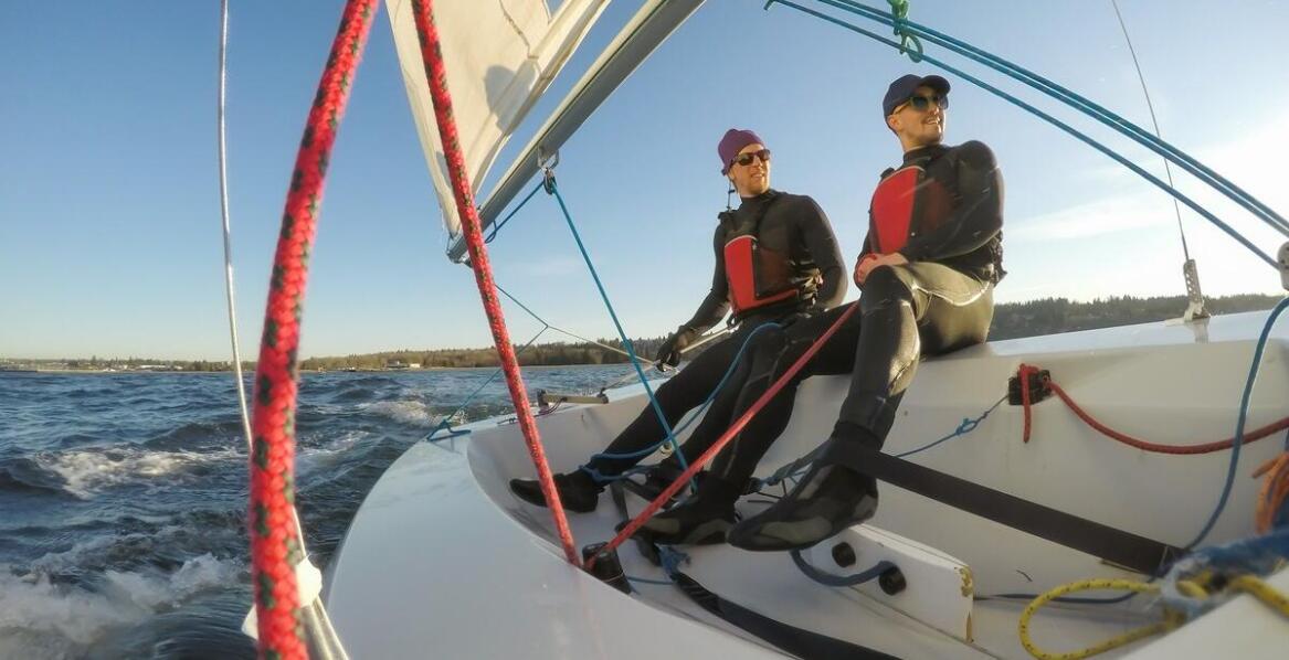 Edukacja żeglarska dla dzieci i dorosłych – co oferują nasze rejsy?