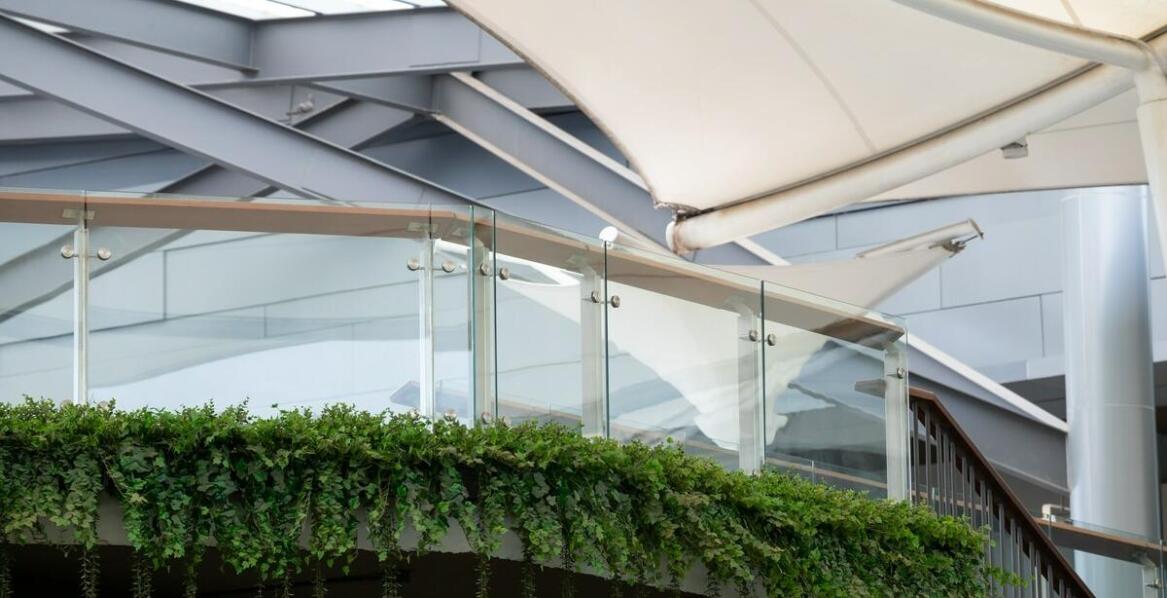 Jakie są korzyści z zastosowania balustrad zewnętrznych w przestrzeni publicznej?