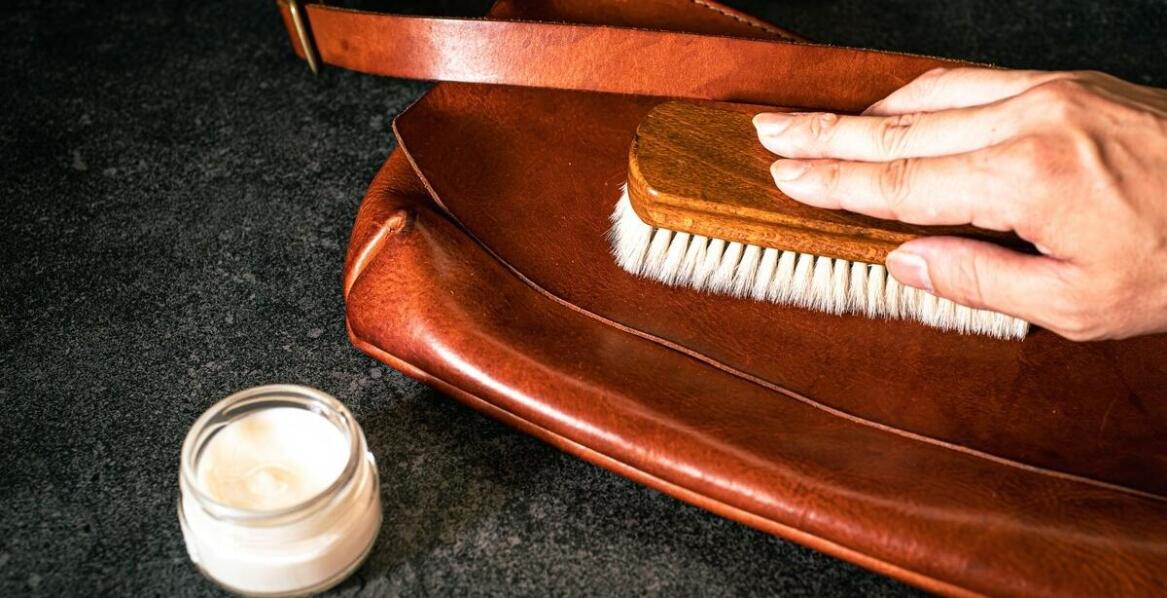 Krótka zamszowa ramoneska w wersji unisex – propozycje dla każdego