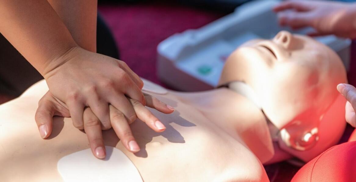 Znaczenie komunikatów głosowych w obsłudze defibrylatorów AED