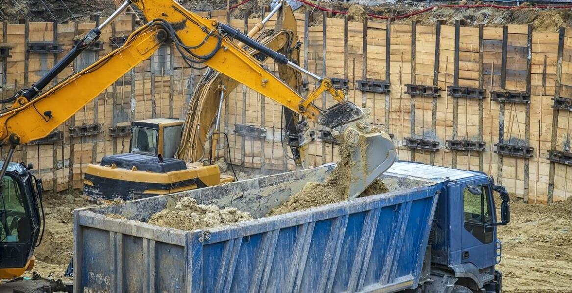 Wykorzystanie małej wywrotki w transporcie materiałów podczas robót drogowych