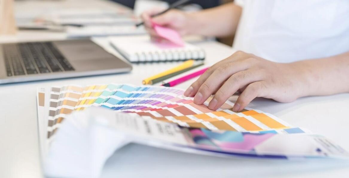 Kubki z nadrukiem na spodzie a personalizacja – jakie są możliwości?