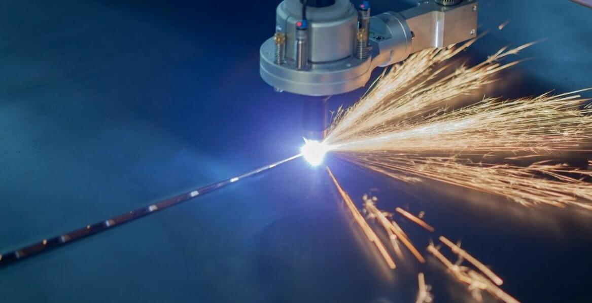 Porównanie ploterów laserowych 80W do innych technologii cięcia