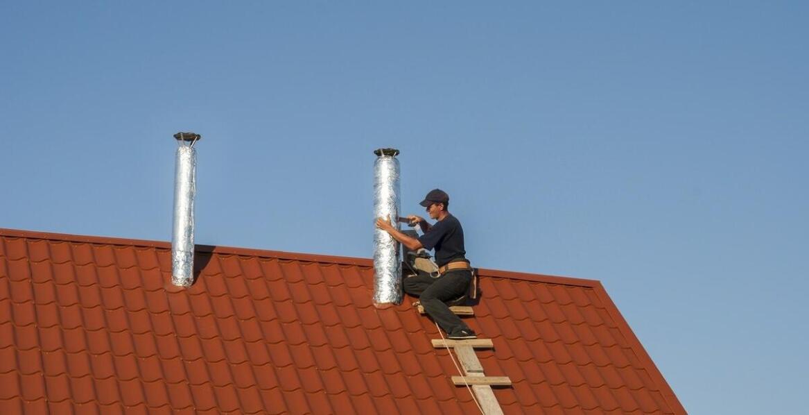 Bezpieczny montaż wkładu kominowego w starym kominie: co warto wiedzieć?