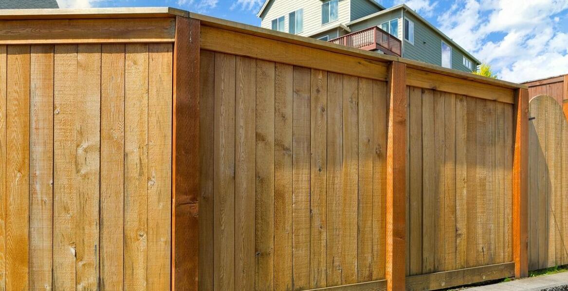 Wpływ drewnochron 1l na estetykę i trwałość drewnianych płotów ogrodowych