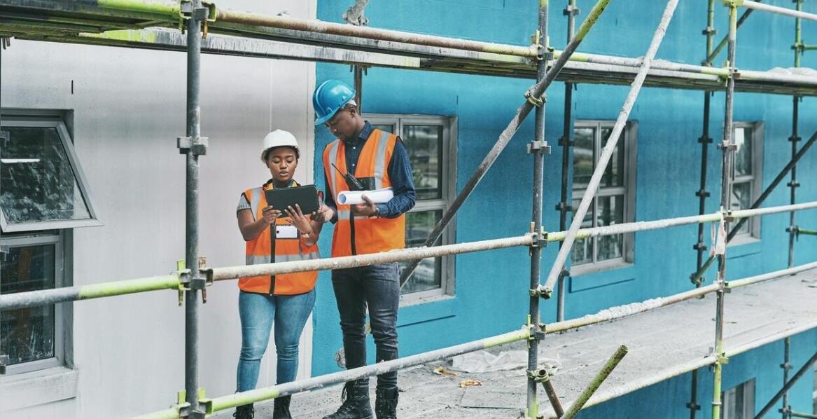 Bezpieczeństwo pracy z aluminiowym rusztowaniem jezdnym – najważniejsze aspekty