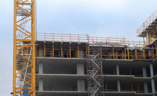 Porównanie drabin aluminiowych i stalowych – które lepsze do prac budowlanych?