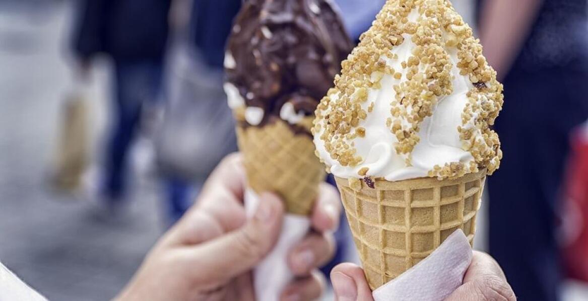 Jakie dodatki najlepiej komponują się z waflami dekoracyjnymi do lodów?