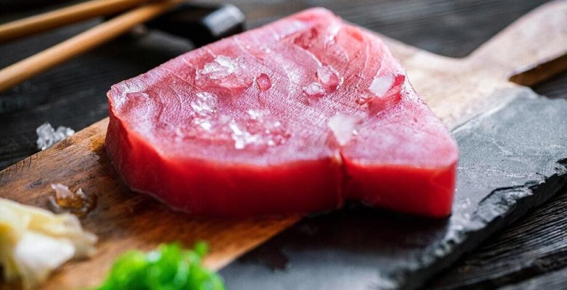 Wegański tuńczyk w menu – jak zachwycić gości nowym smakiem?
