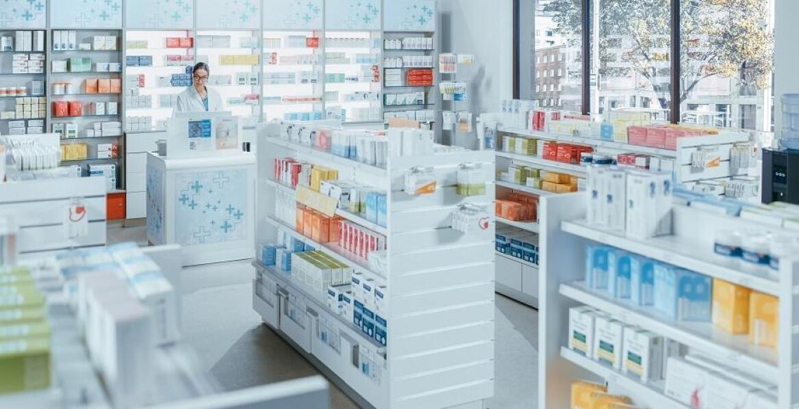 Jak zorganizować przestrzeń apteki dzięki funkcjonalnym meblom?