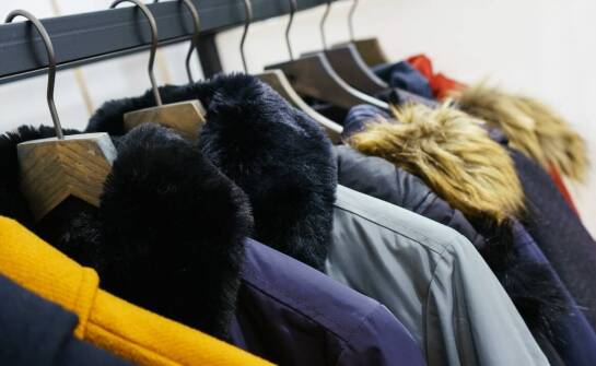 Jak dopasować płaszcz z b&b do różnych stylizacji?