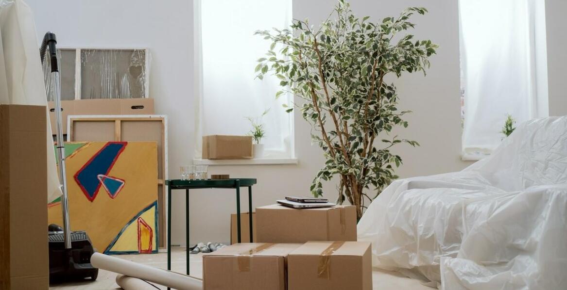 Jak zabezpieczyć przesyłki za pomocą taśm samoprzylepnych?