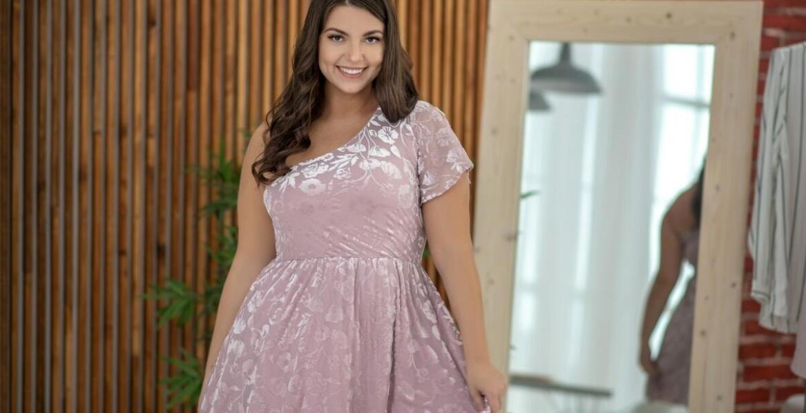 Trendy w modzie: długa sukienka z falbanami jako must-have sezonu