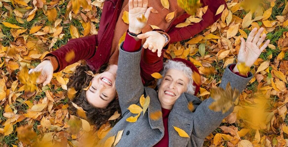 Kardigany damskie z kapturem w różnych kolorach – co wybrać tej jesieni?