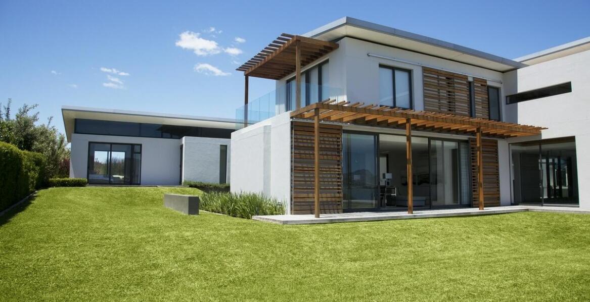 Jakie techniki stosować przy zakładaniu trawników w trudnych warunkach terenowych?