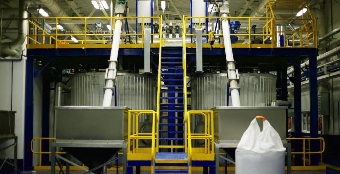 Właściwości krat pomostowych antypoślizgowych w przemyśle chemicznym