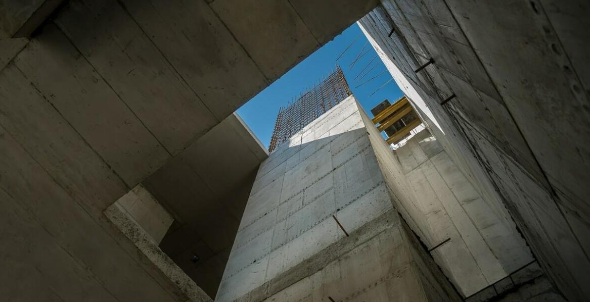 Prefabrykaty betonowe słupy - ich rola w nowoczesnym budownictwie mieszkaniowym