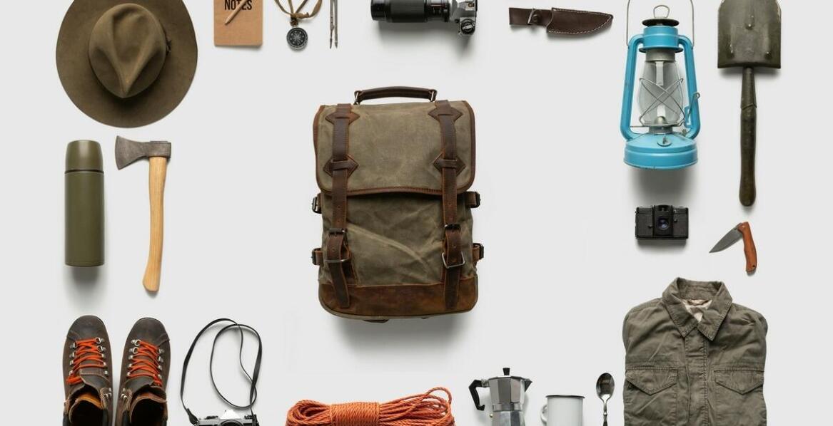Porównanie sprzętu taktycznego: co warto mieć w arsenale miłośnika outdooru?
