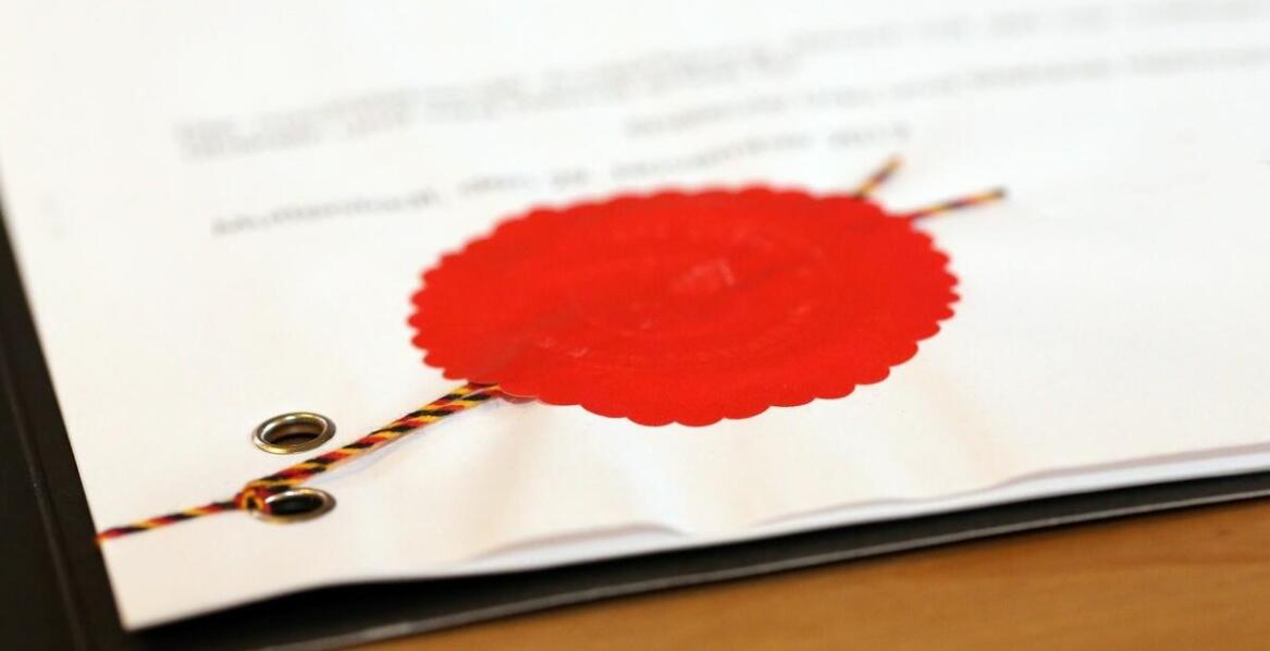Jakie elementy personalizacji sprawiają, że dyplom dla przyjaciela jest niepowtarzalny?