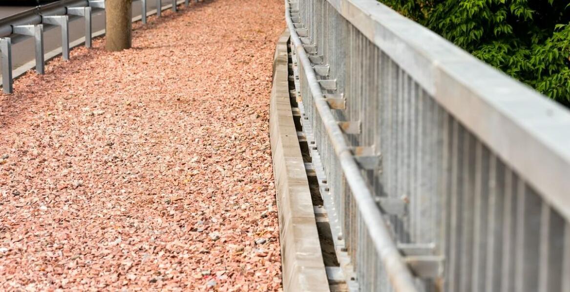 Łańcuchowe bariery chodnikowe – estetyka i funkcjonalność w jednym