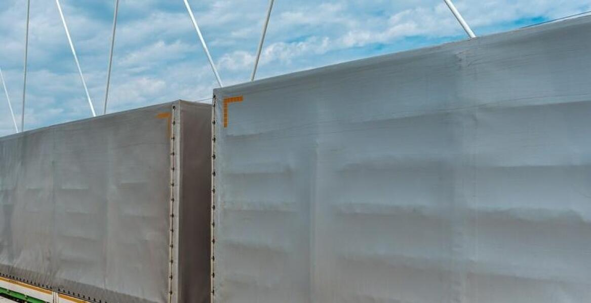 Jak odpowiednio dobrać lawetę aluminiową na 2 auta do swoich potrzeb?