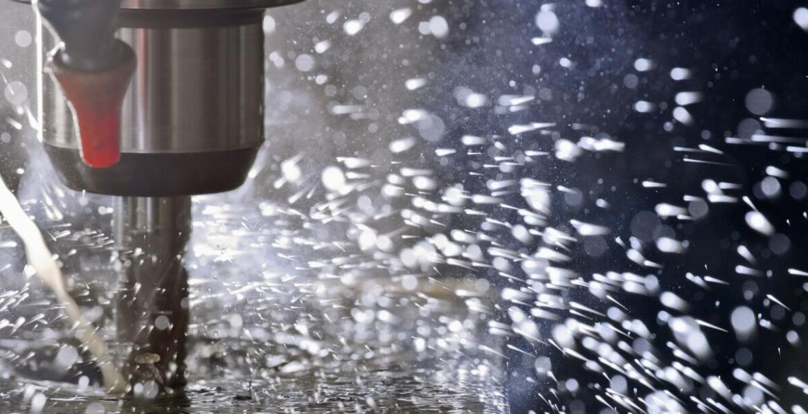 Zalety stosowania odpowiedniego chłodziwa w piłach taśmowych