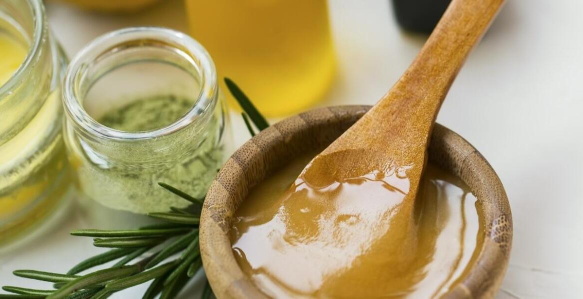 Miód akacjowy – wyjątkowe właściwości i zastosowania w kuchni