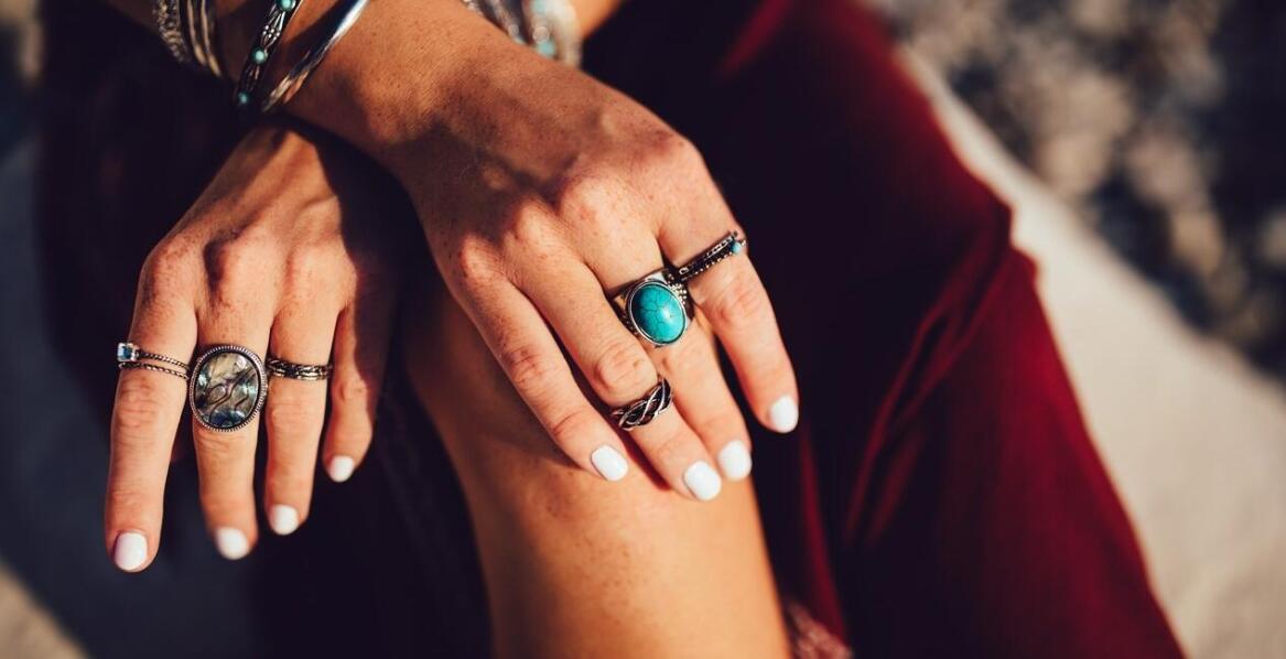 Czy warto eksperymentować z połączeniem zawieszek z Apartu i biżuterii Pandora?