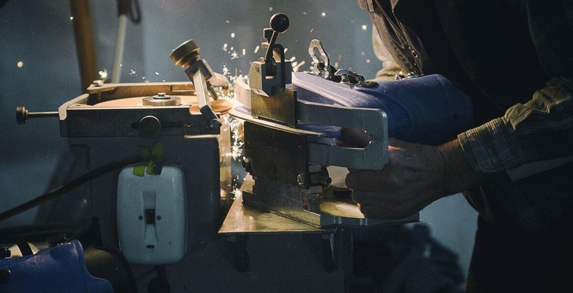 Jakie są najczęstsze błędy przy użytkowaniu piły taśmowej i jak ich unikać?