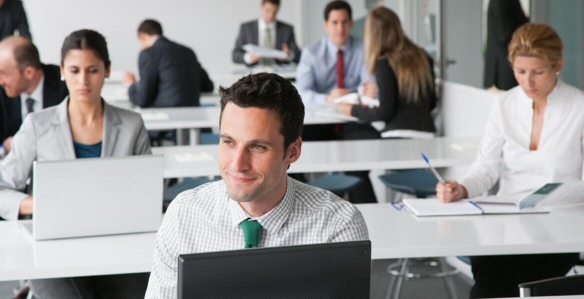 Jakie możliwości rozwoju oferują studia MBA online dla młodych profesjonalistów?