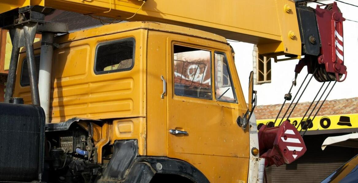 Jak odpowiedni dobór pasów transportowych wpływa na bezpieczeństwo ładunku podczas jazdy po drogach szybkiego ruchu?