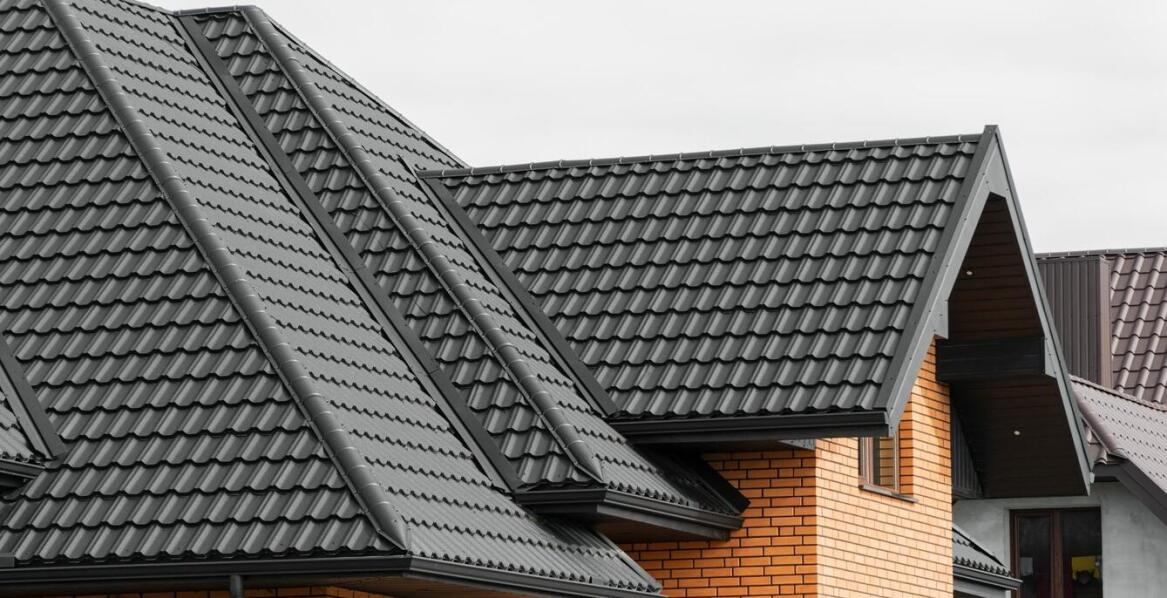 Blachy na dach a estetyka budynku – porady ekspertów