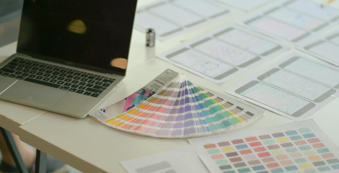 Jakie elementy graficzne najlepiej sprawdzają się na krówkach z logo?