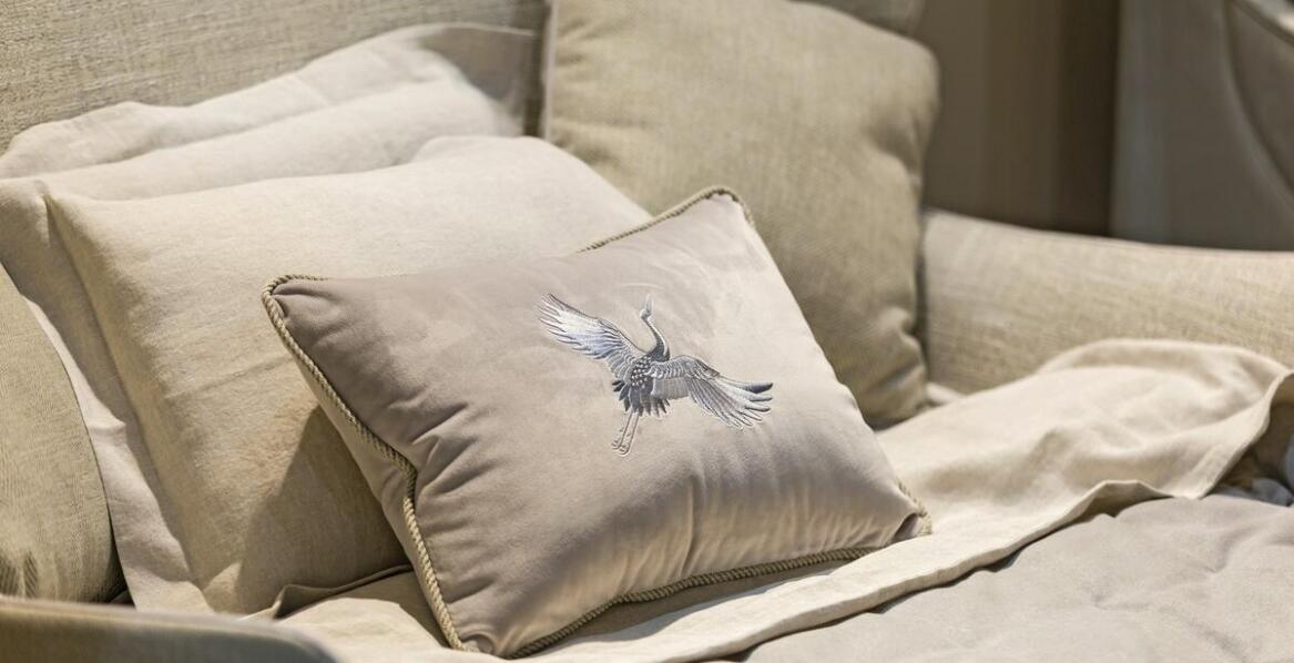 Wpływ materiału Kronos na komfort użytkowania tapicerowanych mebli