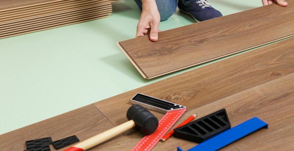 Jakie elementy wpływają na czas trwania wymiany podłogi w naczepie?